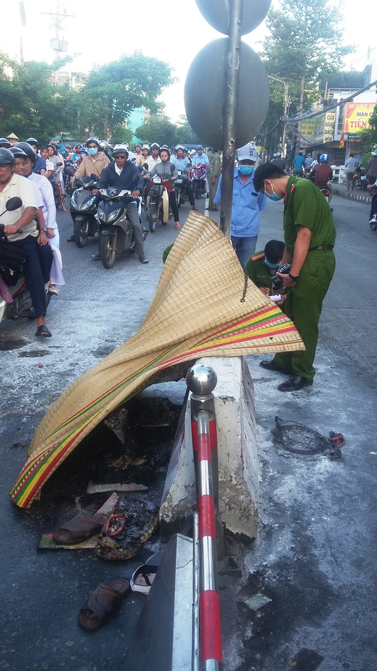 Tự thiêu ngoài phố lúc sáng sớm