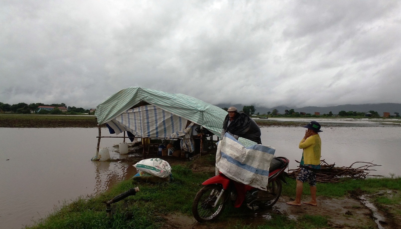 Vợ chồng ông Lê Văn Lệ di chuyển về nơi an toàn cuối cùng vì lo ngại mất tài sản