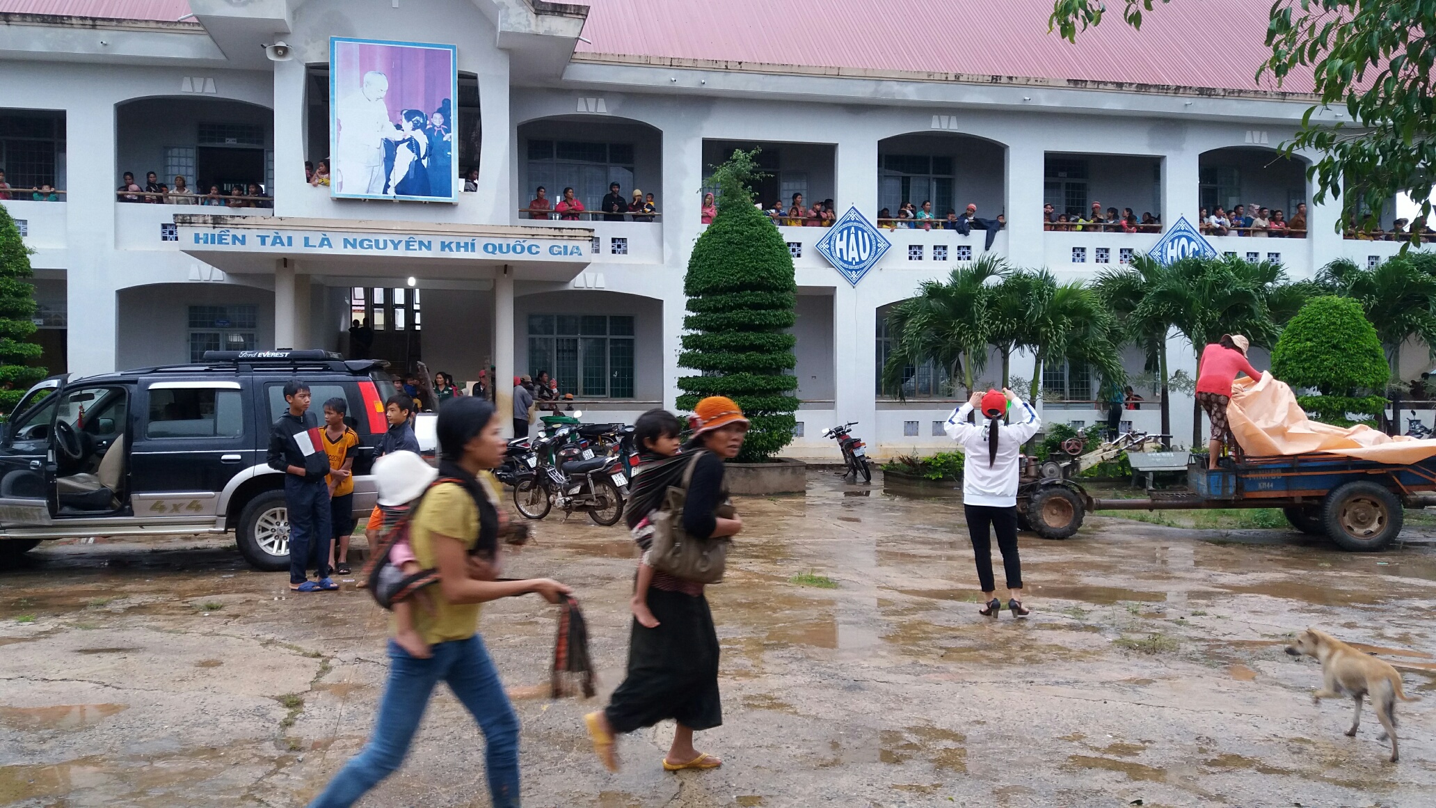 Hàng ngàn người dân chạy lũ trong đêm