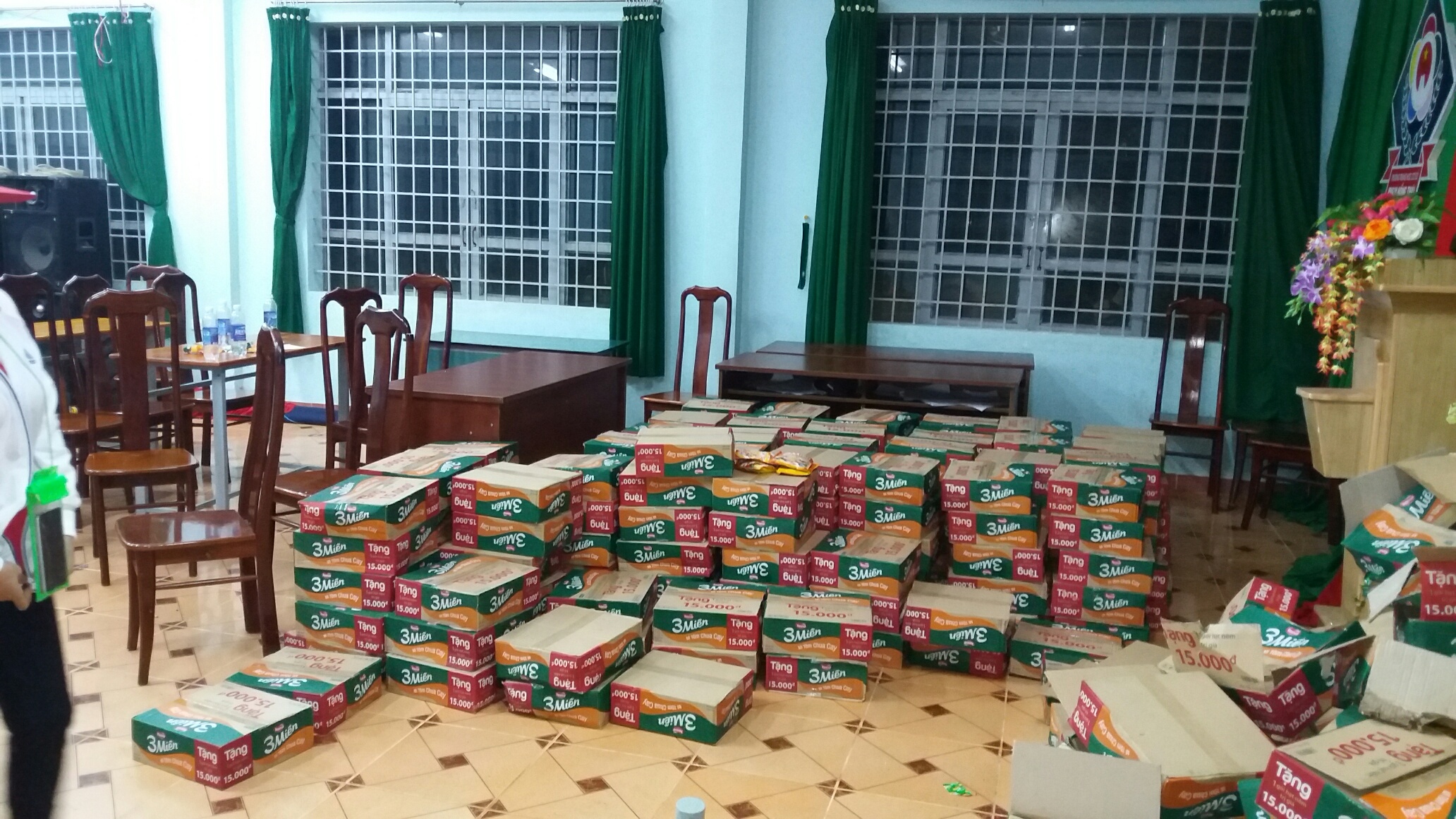 Lực lượng chức năng đã chuẩn bị mì tôm để người dân cầm cự