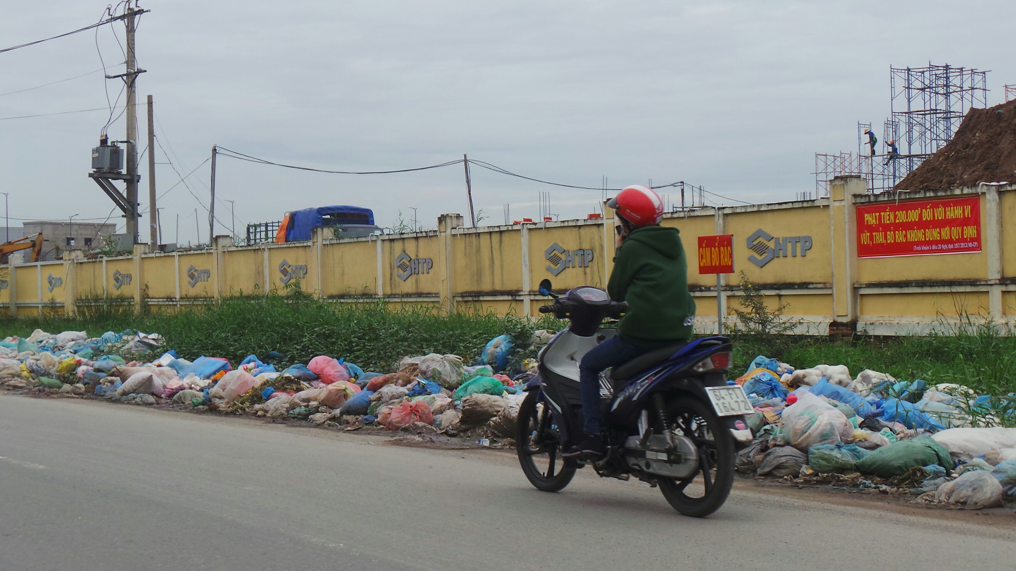 Môi trường ô nhiễm tiềm ẩn dịch bệnh trên địa bàn quận 9.