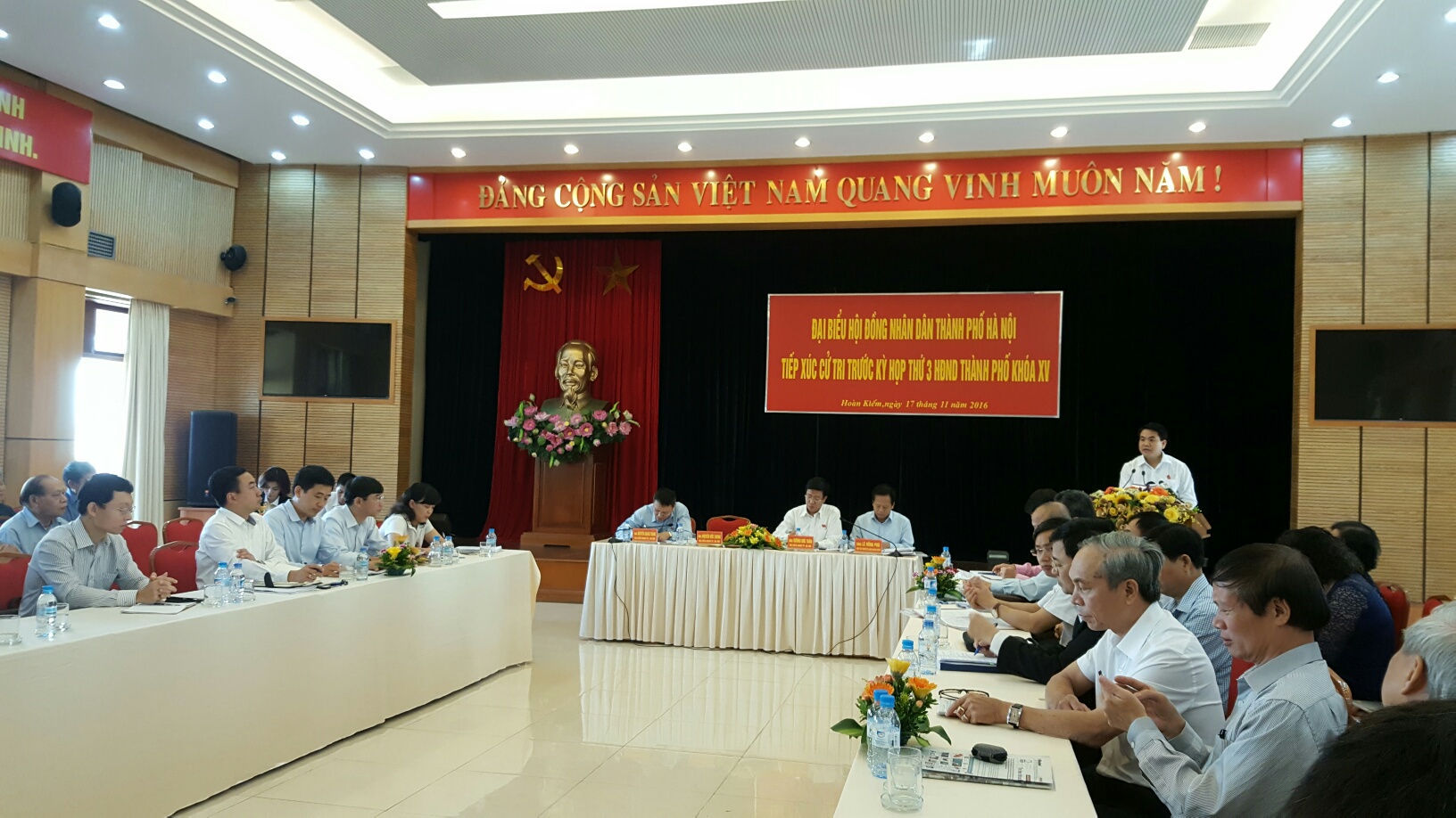 
&Ocirc;ng Nguyễn Đức Chung ph&aacute;t biểu tại buổi tiếp x&uacute;c cử tri quận Ho&agrave;n Kiếm
