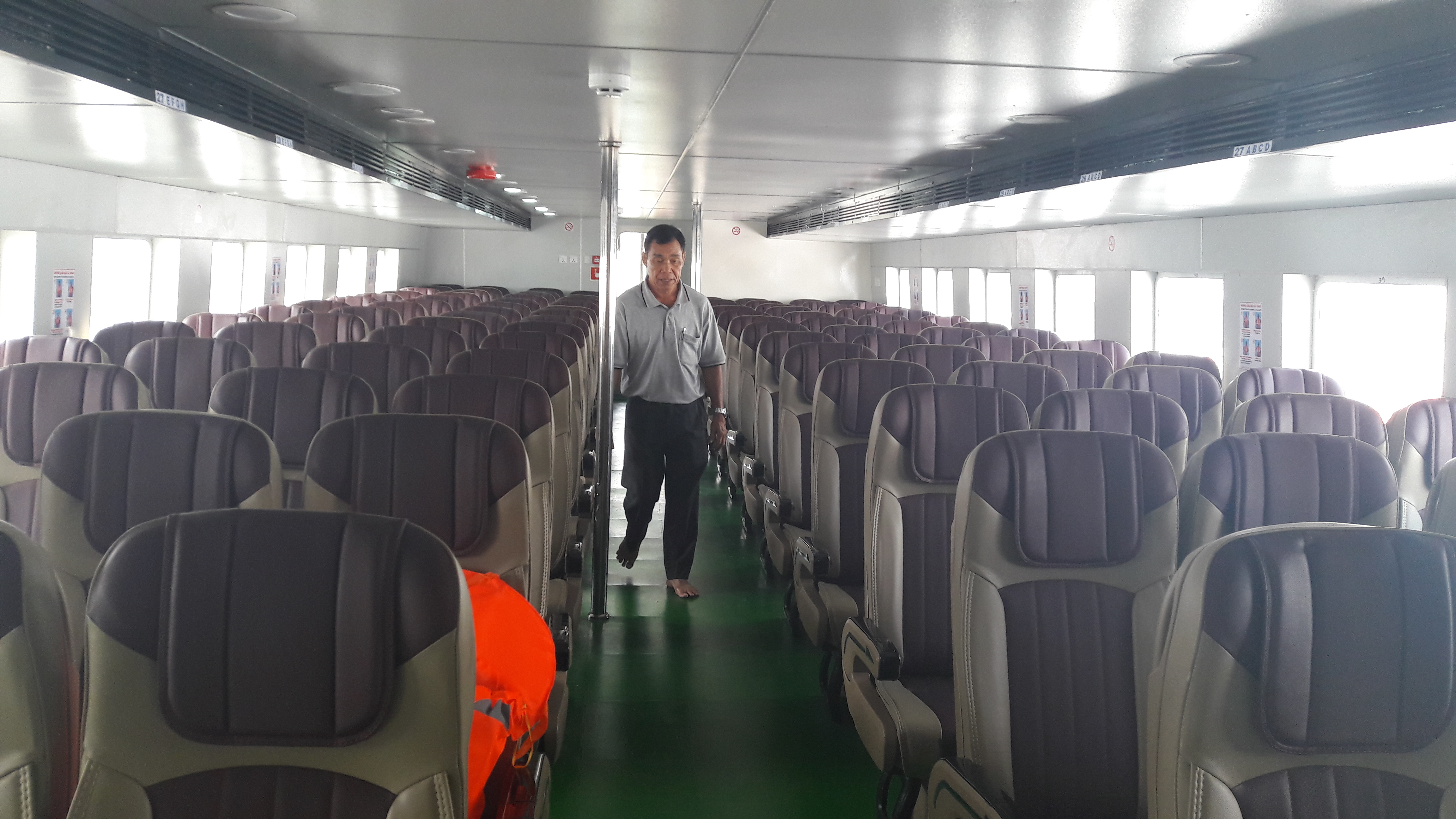 Ghế ngồi trên tàu cao tốc ngả về sau 25 độ, tạo cảm giác thoái mái