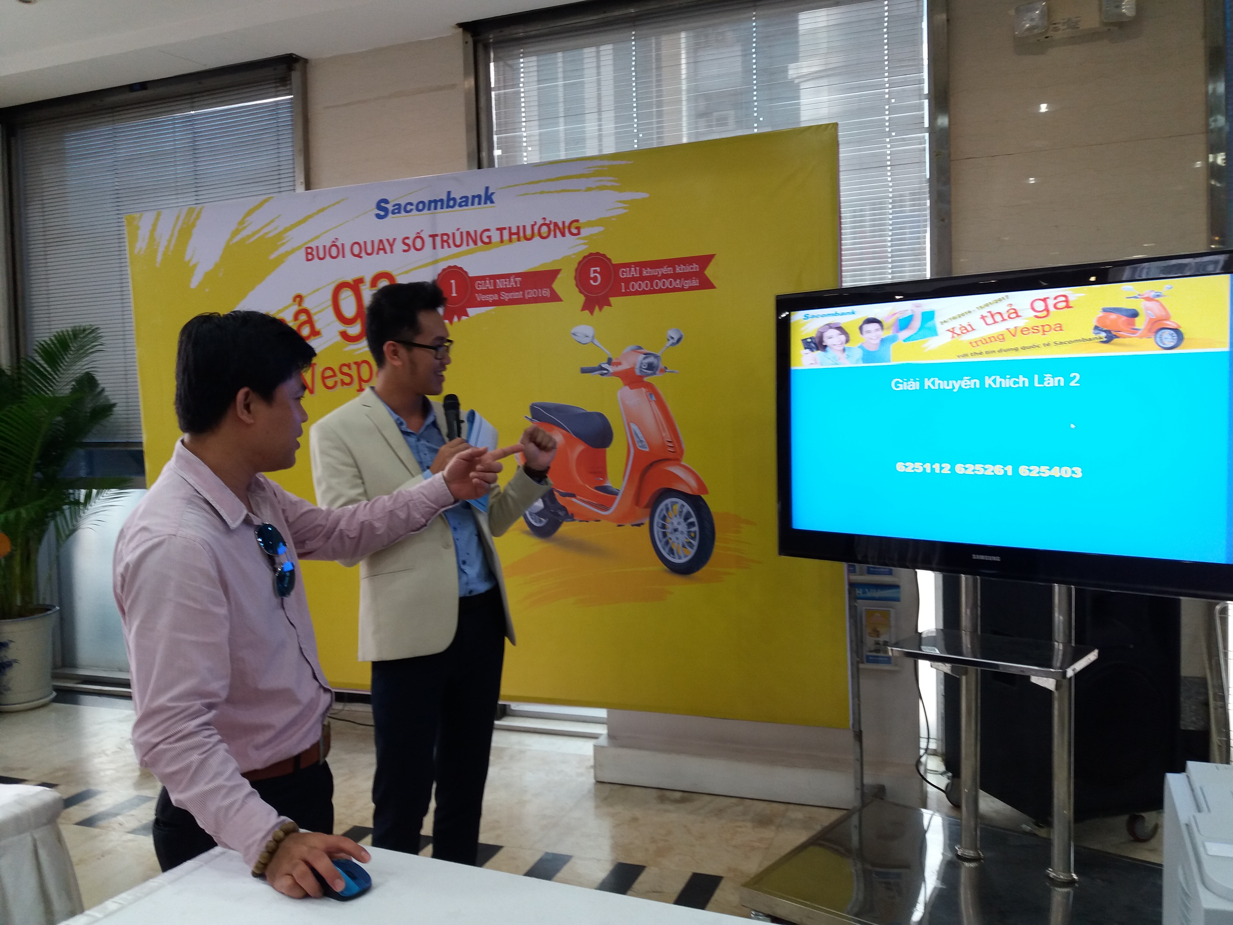 Xài thẻ tín dụng trúng xe Vespa 71 triệu đồng