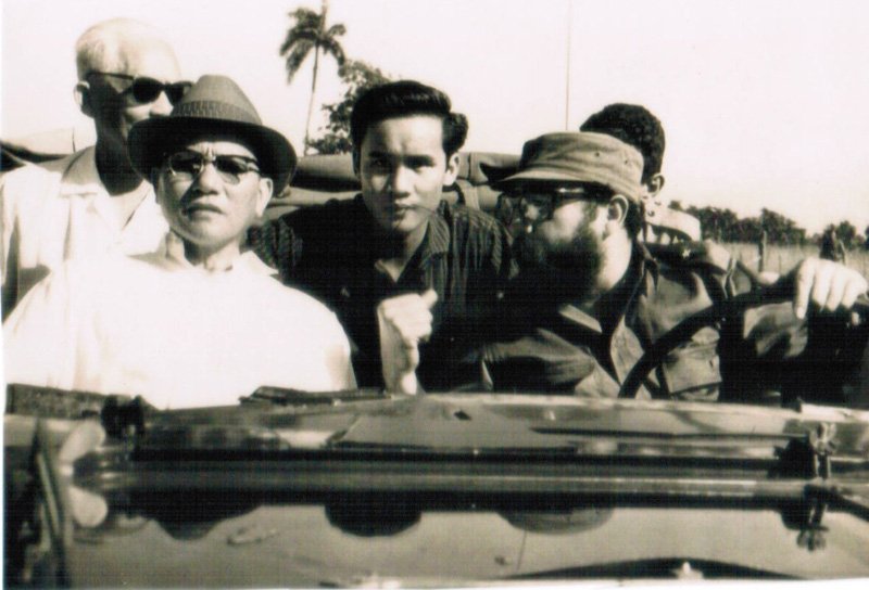 
&Ocirc;ng Fidel đ&iacute;ch th&acirc;n l&aacute;i xe đưa Ph&oacute; Thủ tướng L&ecirc; Thanh Nghị thăm n&ocirc;ng trường nu&ocirc;i b&ograve; ở Cuba v&agrave;o th&aacute;ng 7-1967. Ảnh tư liệu
