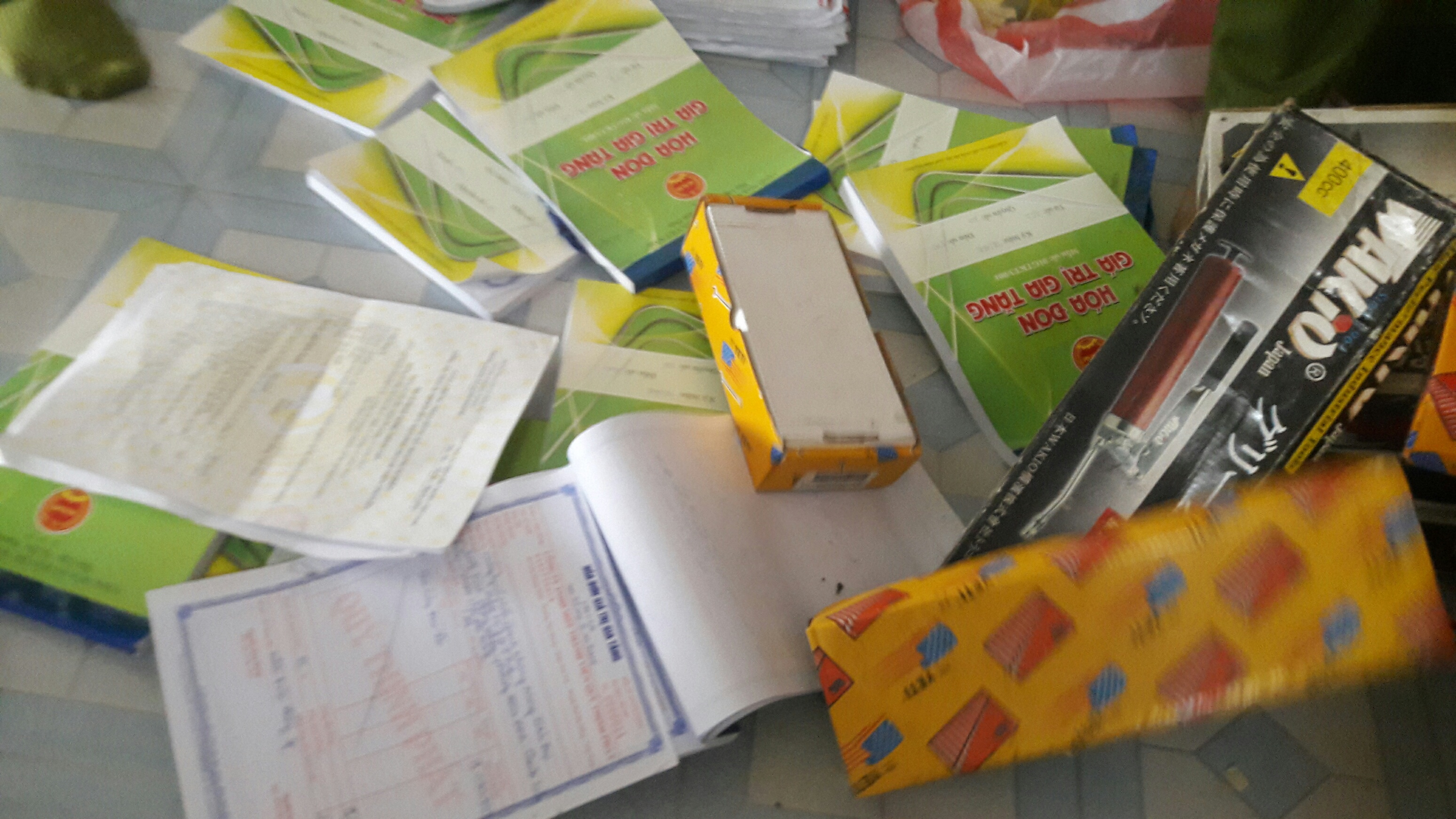 Nhiều chứng từ li&ecirc;n quan đến việc mua b&aacute;n h&oacute;a đơn khống của b&agrave; Phượng