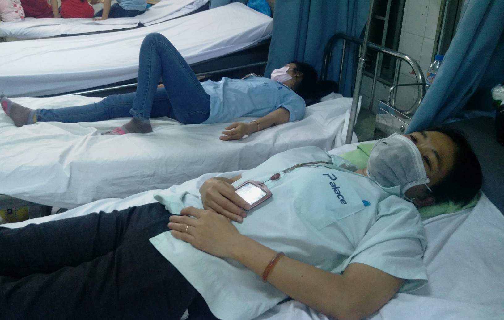 Sau bữa ăn tập thể, hàng chục người phải cấp cứu