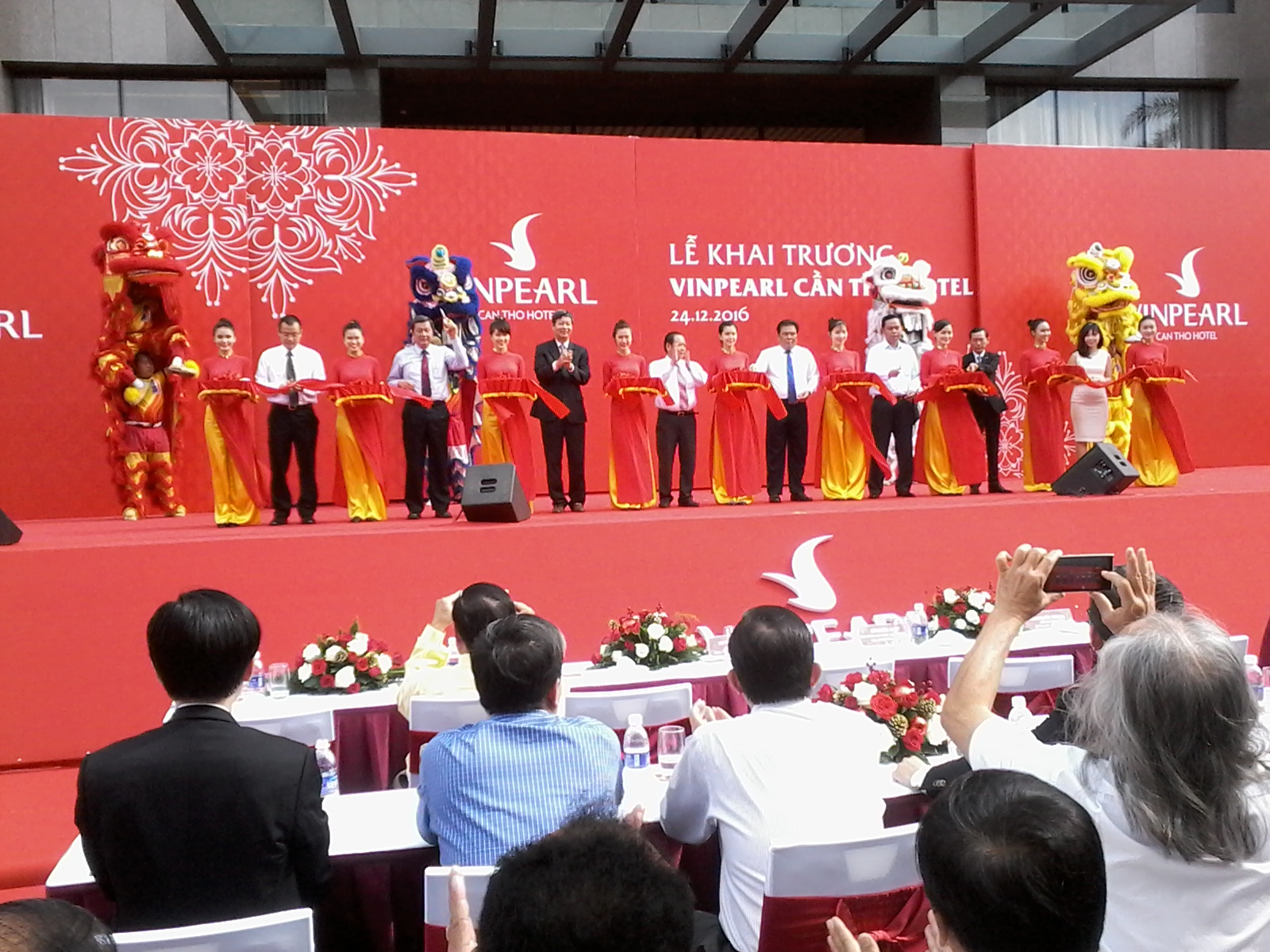 
L&atilde;nh đạo v&agrave; nguy&ecirc;n l&atilde;nh đạo TP Cần Thơ c&ugrave;ng với đại diện Tập đo&agrave;n Vingroup tham gia lễ cắt băng kh&aacute;nh th&agrave;nh. Ảnh: C&Ocirc;NG TUẤN

