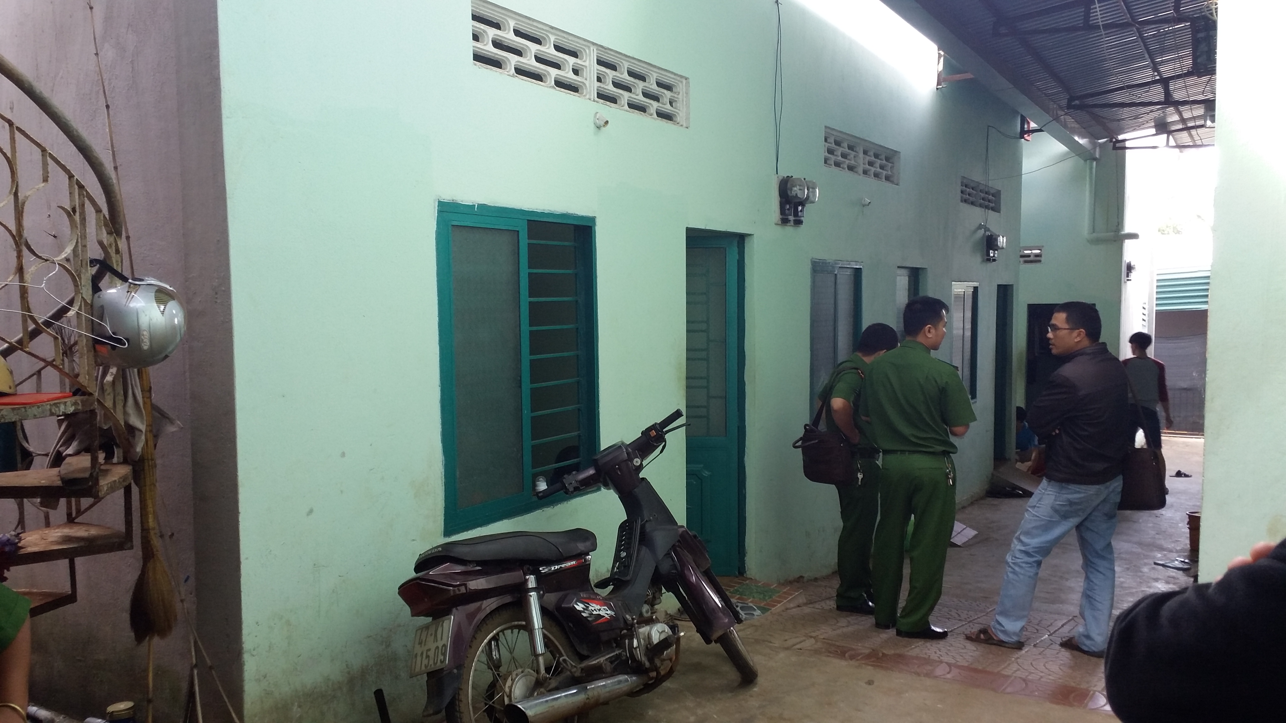 Đến chơi thấy bạn tự tử, dây điện quấn vào người