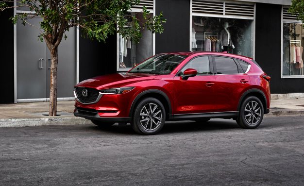 
Kiểu d&aacute;ng mềm mại, uyển chuyển của ng&ocirc;n ngữ thiết kế Kodo thế hiện r&otilde; tr&ecirc;n CX-5 mới.
