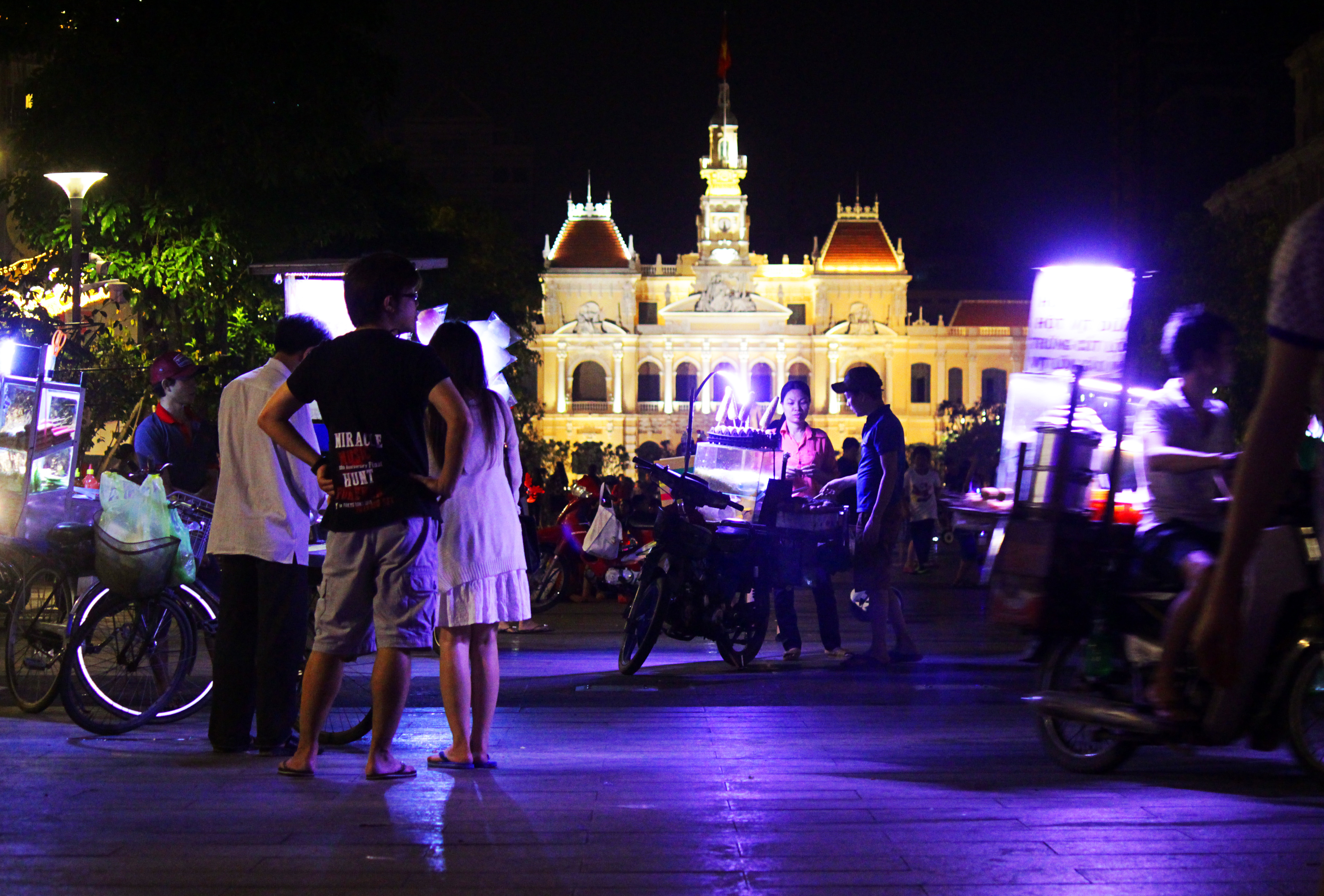 "Chợ tự phát" nhếch nhác tại phố đi bộ Nguyễn Huệ