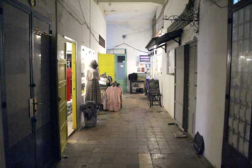 Chung cư cổ Sài Gòn “lên đời” mở bar, shop