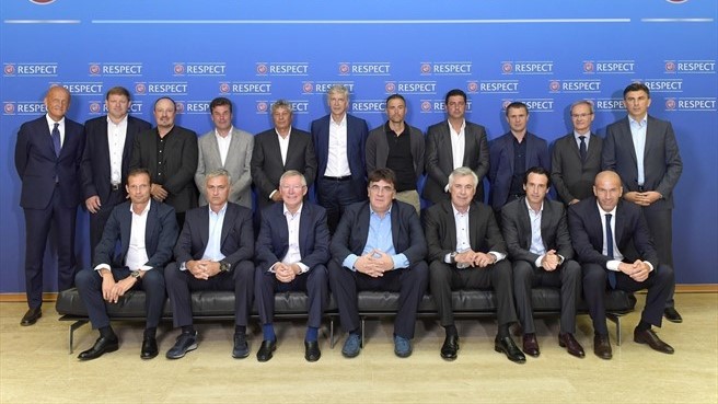 HLV Wenger không cho Mourinho ngồi cạnh khi chụp ảnh chung