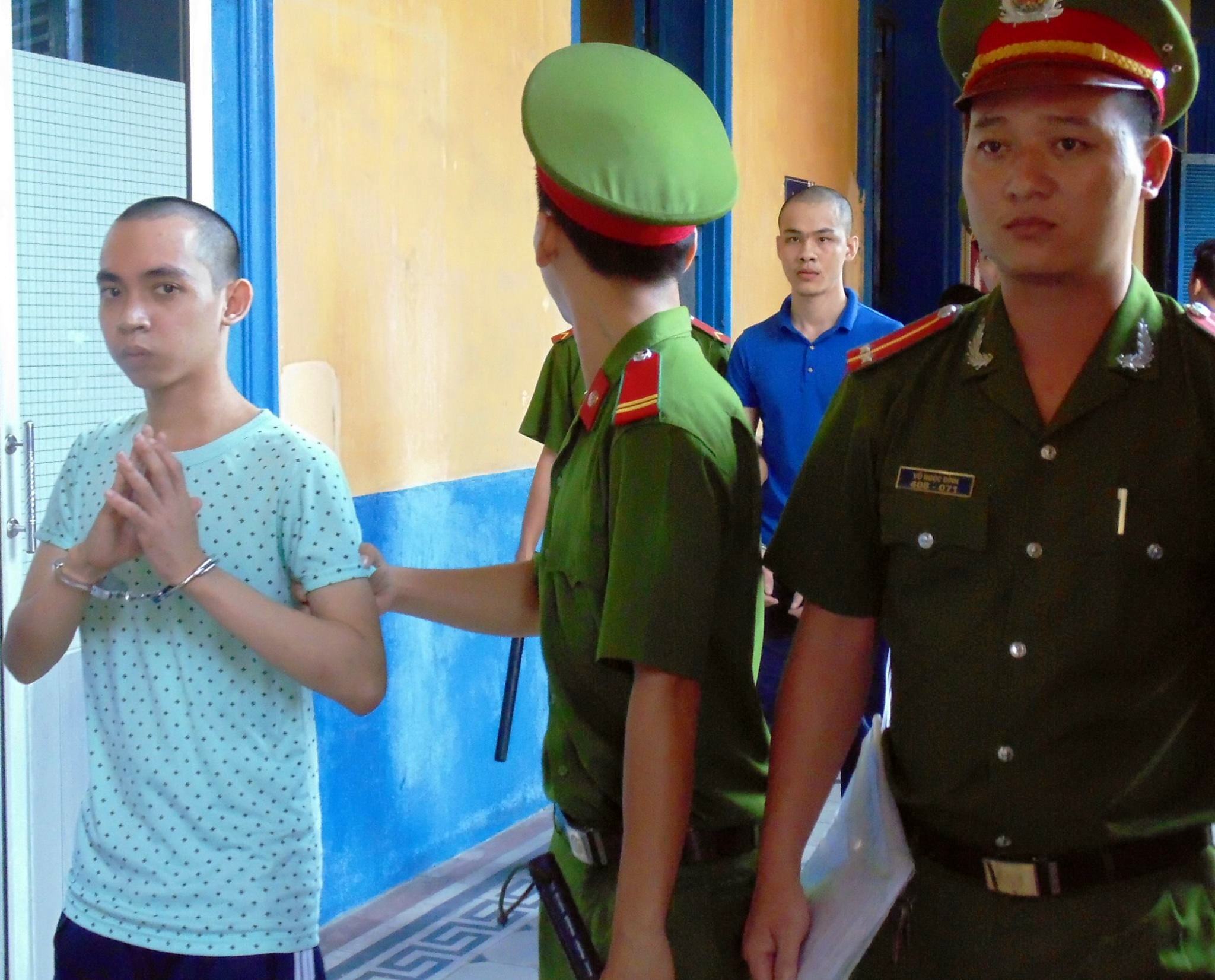 Đập đầu đối thủ vì thấy bạn bị tát