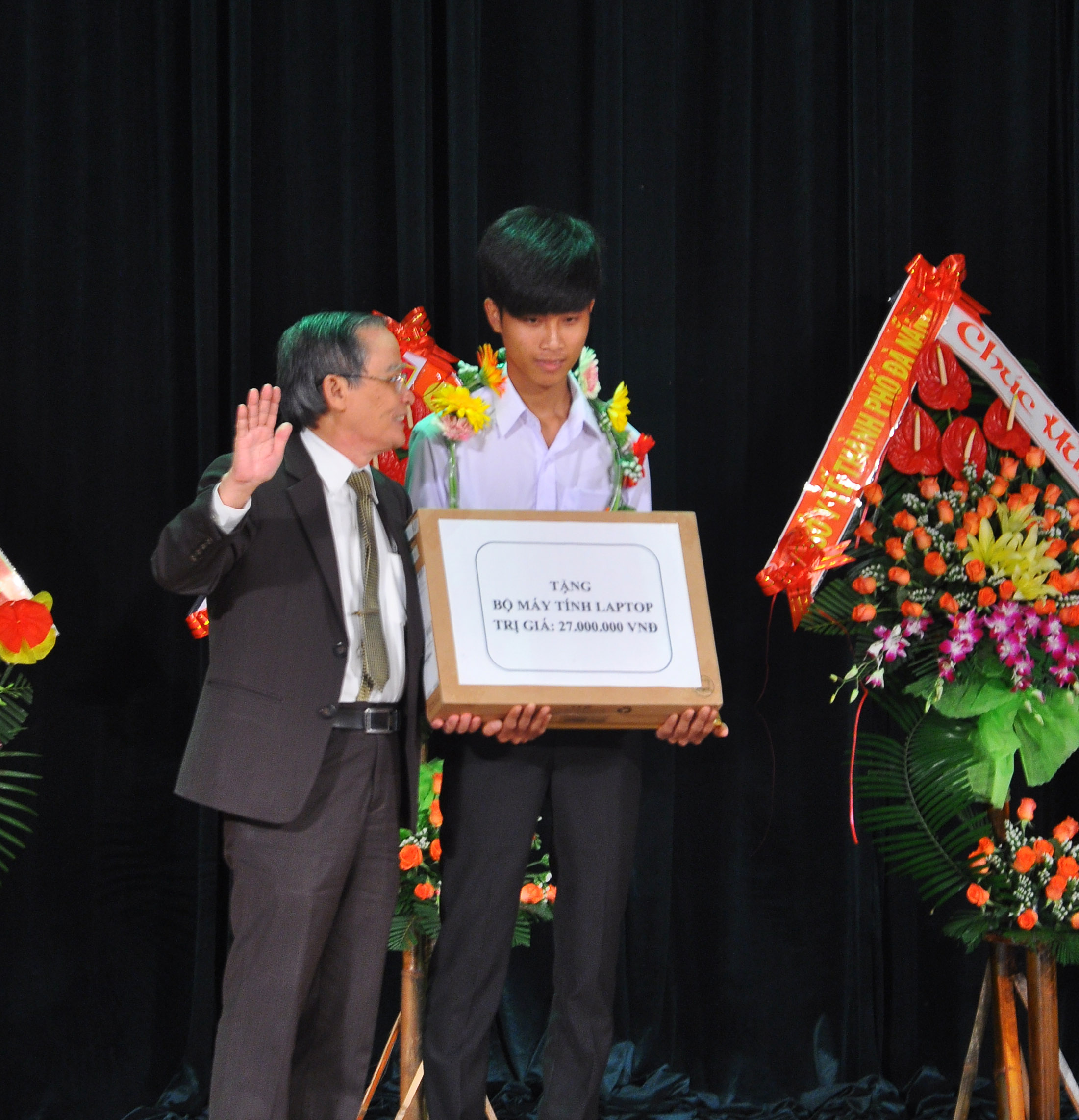 ĐH Duy Tân: Trao học bổng trên 4 tỉ đồng cho các tân SV xuất sắc