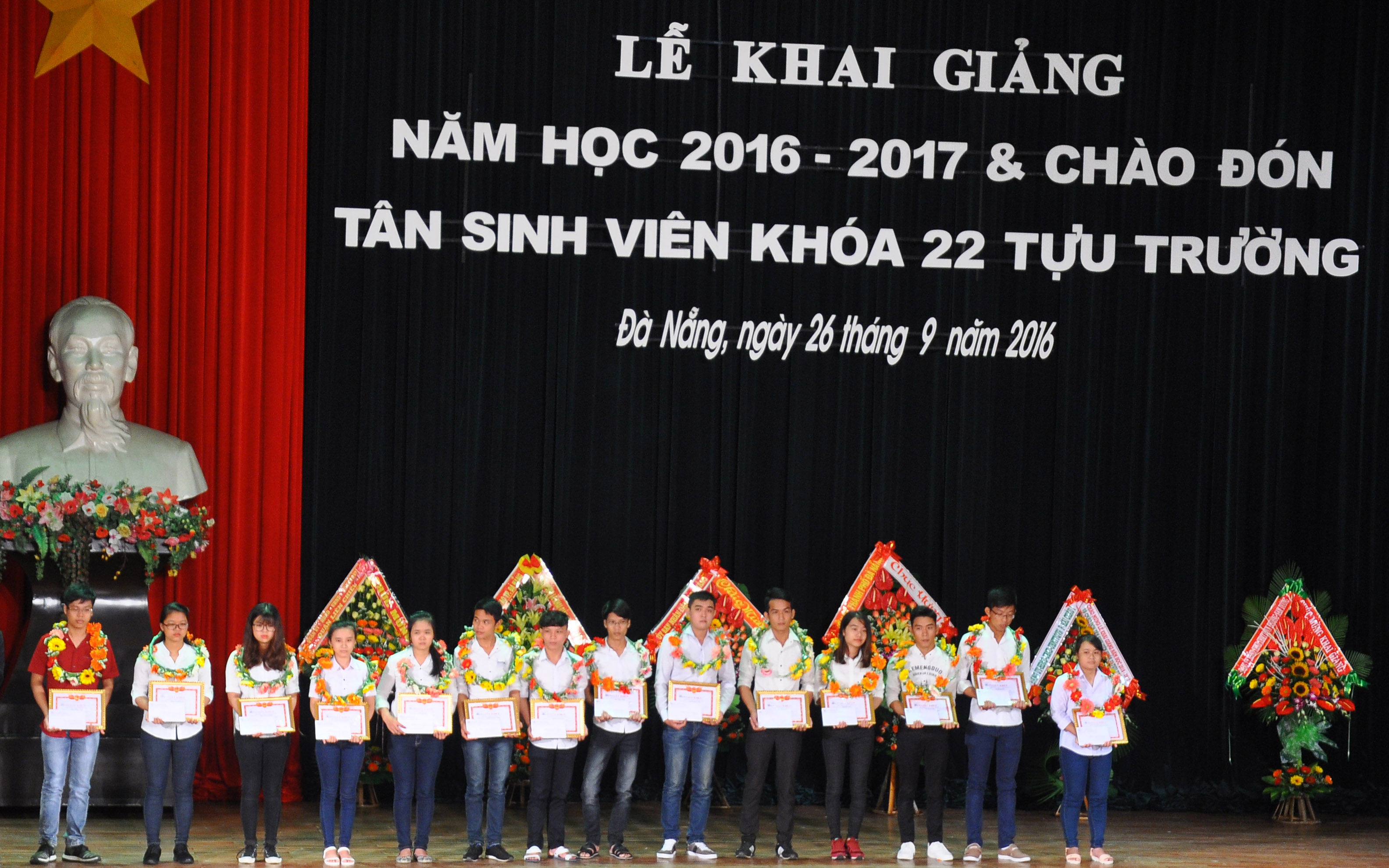 C&aacute;c t&acirc;n SV thủ khoa c&aacute;c ng&agrave;nh nhận giấy khen trong ng&agrave;y khai giảng 