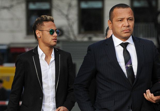 Cha con Neymar ăn mặc như tài tử khi hầu tòa