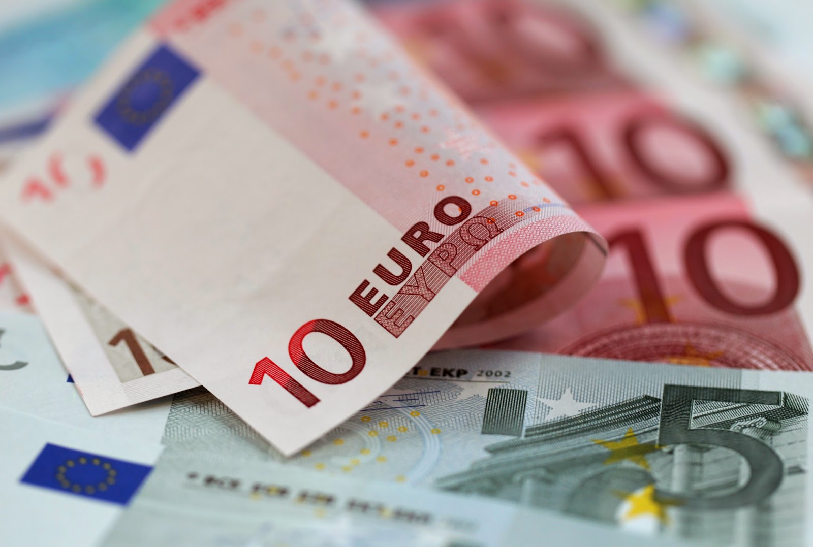 Thị trường ngoại tệ biến động: USD tăng, đồng Euro rơi thẳng đứng