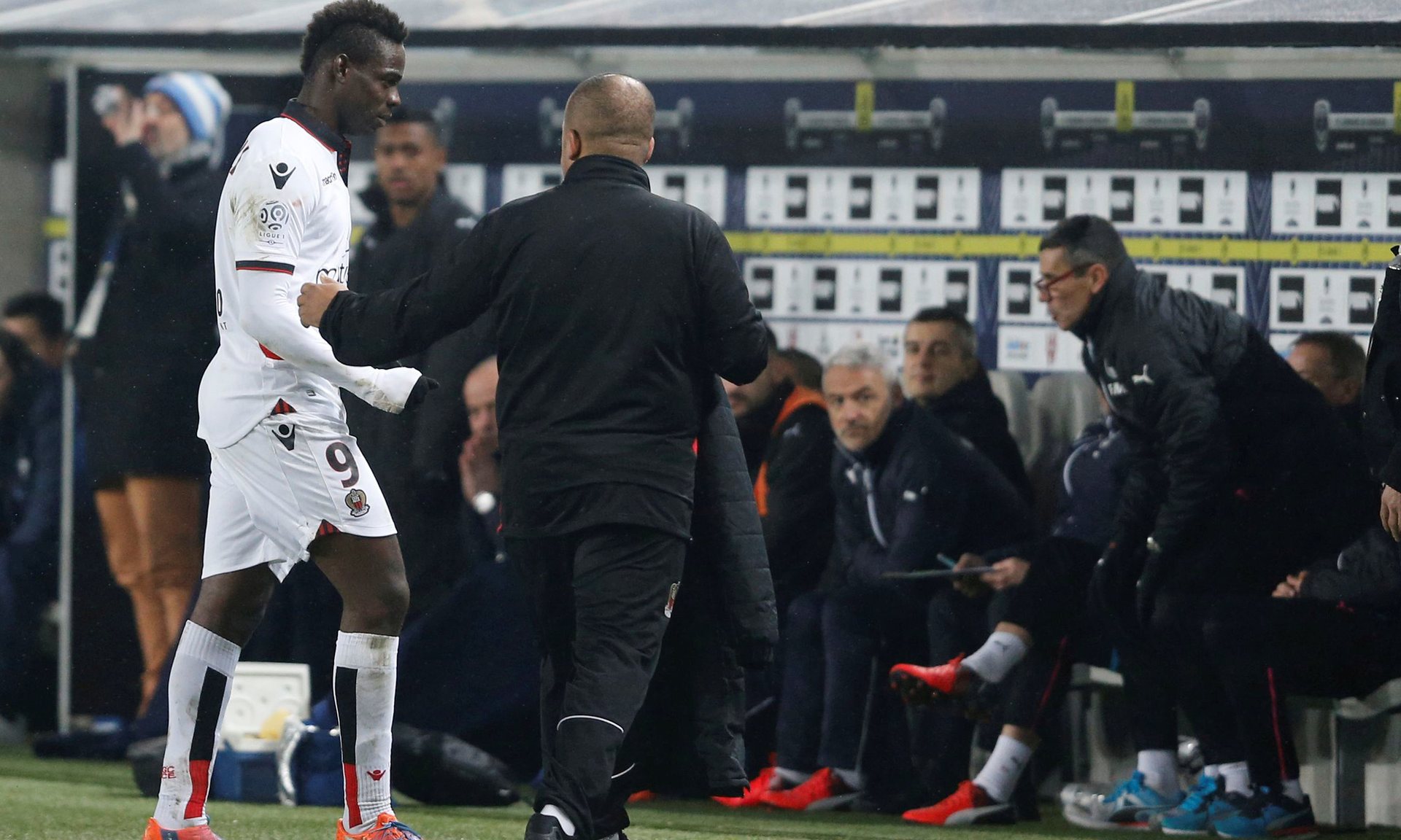Balotelli lại bị đuổi, Nice lâm nguy