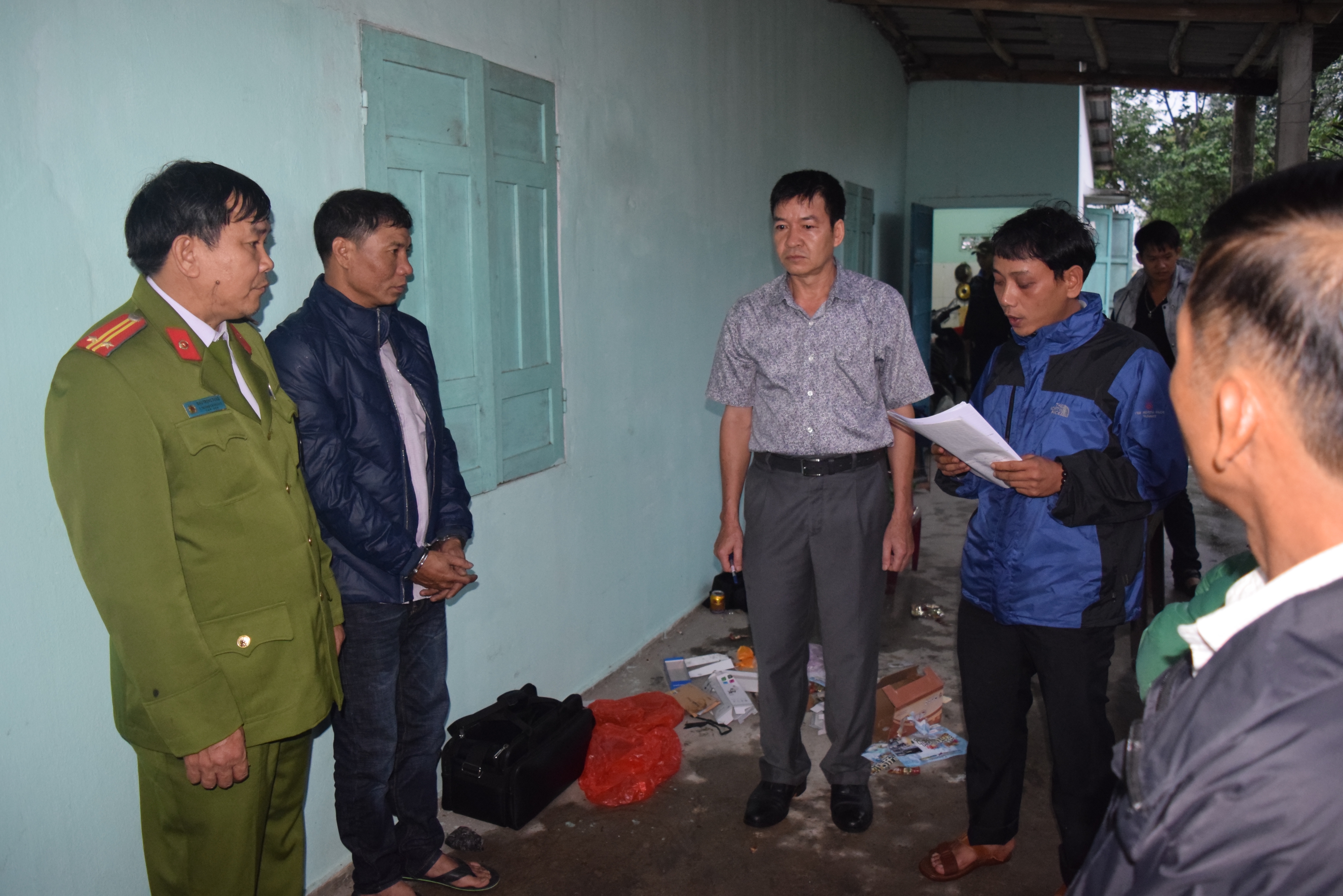 
Cơ quan c&ocirc;ng an đọc lệnh bắt đối với Kỳ
