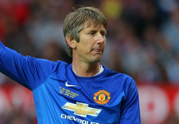 Van der Sar “giải cứu” CLB chỉ có 1 thủ môn
