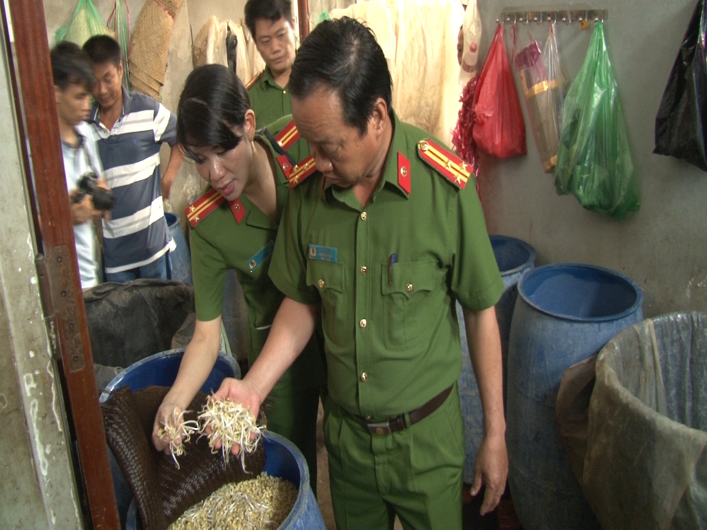 Lực lượng công an kiểm tra cơ sở làm giá đỗ bằng hóa chất