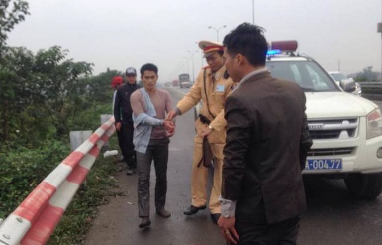 Nghe hô cướp trên cao tốc, CSGT tóm gọn 2 người đàn ông