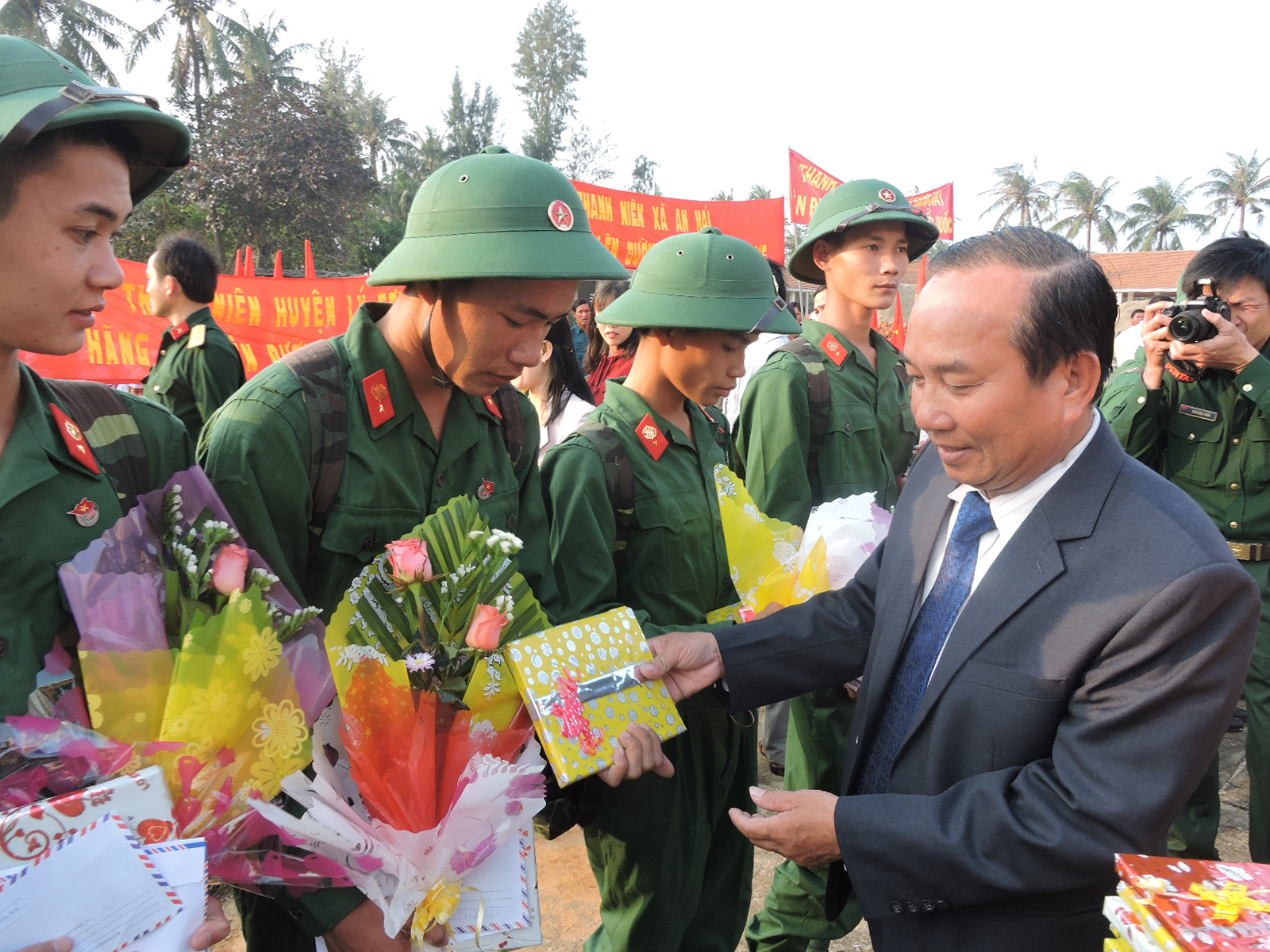 Thanh niên quê hương Hùng Binh Hoàng Sa lên đường nhập ngũ