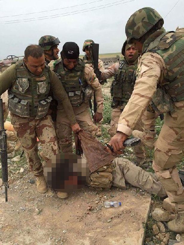 Binh sĩ Iraq hành hạ xác tù nhân IS