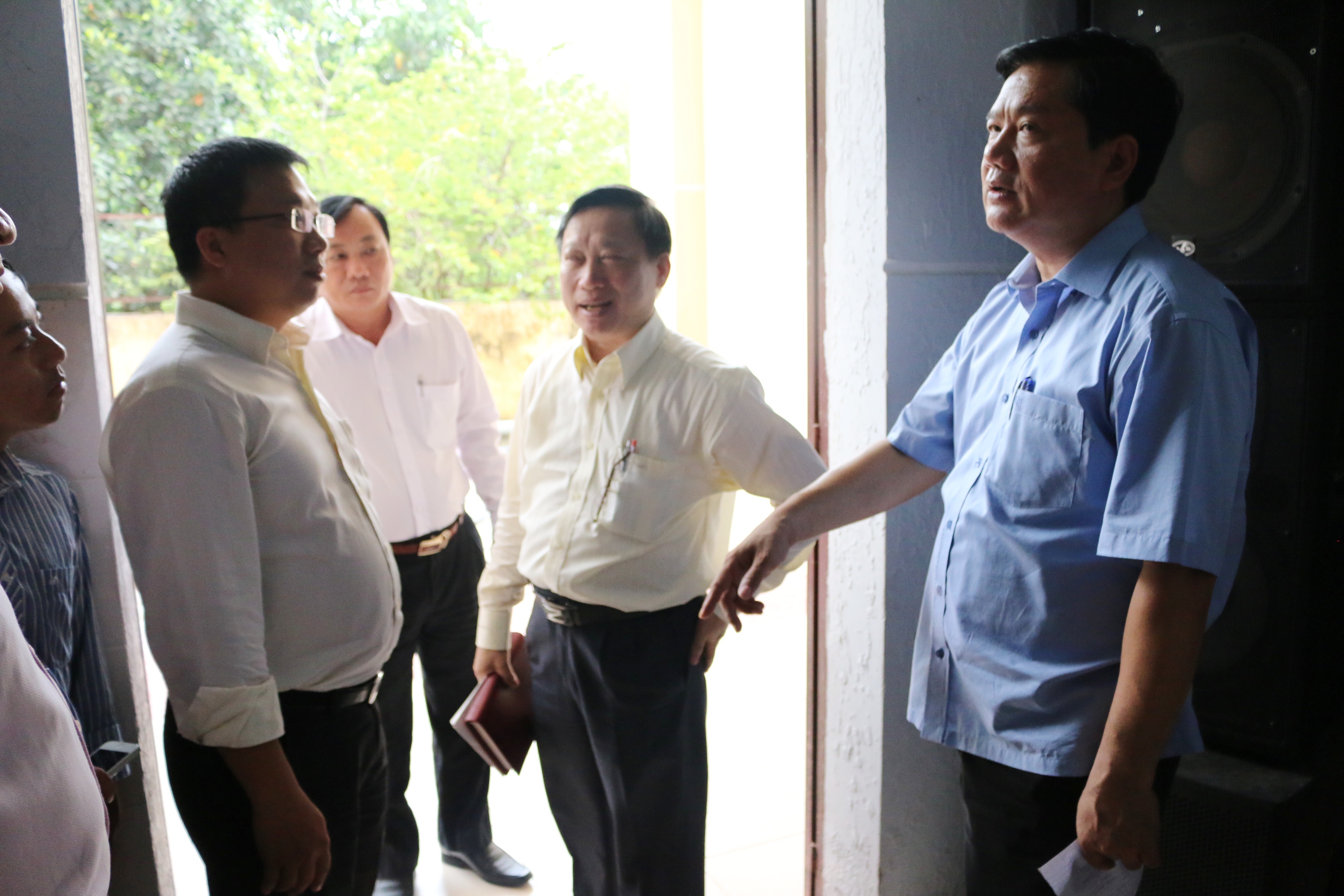 Bí thư Đinh La Thăng: “Hãy đặt địa vị mình mà làm sớm cho dân"