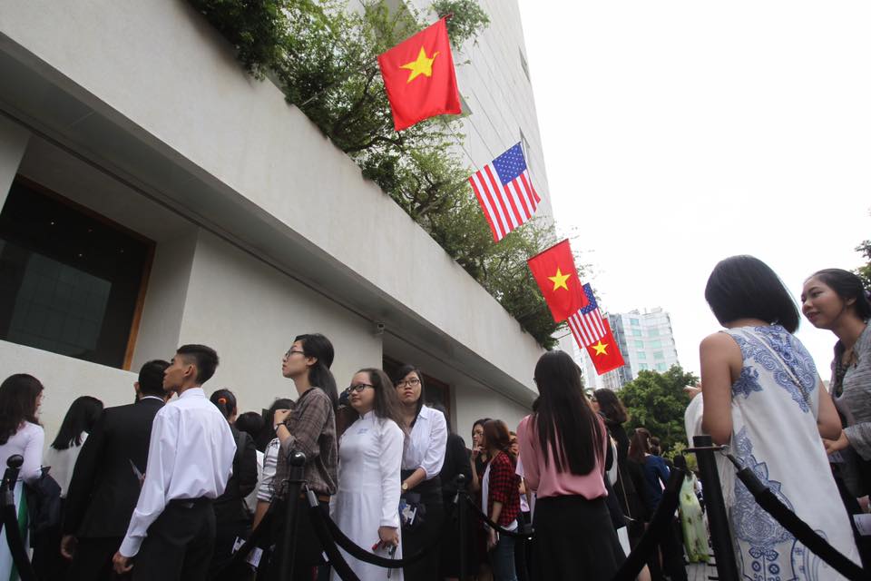 Người Sài Gòn đổ về GEM center chờ "ngắm" Tổng thống Obama