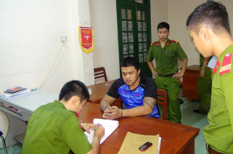 Nghi can chính vụ hẹn "xử" nhau bằng súng ra đầu thú