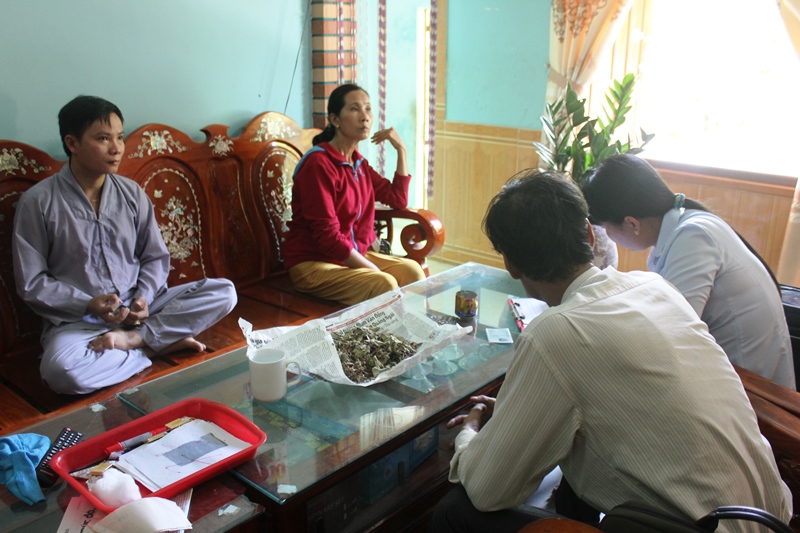 Bắt quả tang thầy lang chữa bách bệnh bằng dao lam