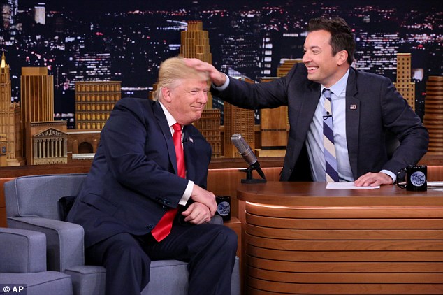 Ông Trump để ông Fallon vò tóc. Ảnh: AP