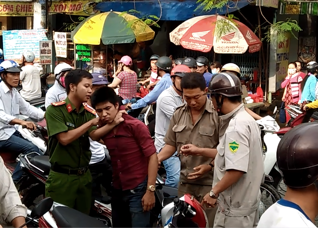 Tên cướp giật bị nạn nhân cùng người dân bắt giữ.