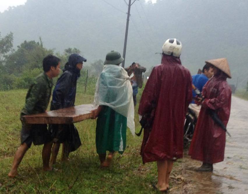 Hàng chục côn đồ tấn công kiểm lâm, cướp lại gỗ lậu