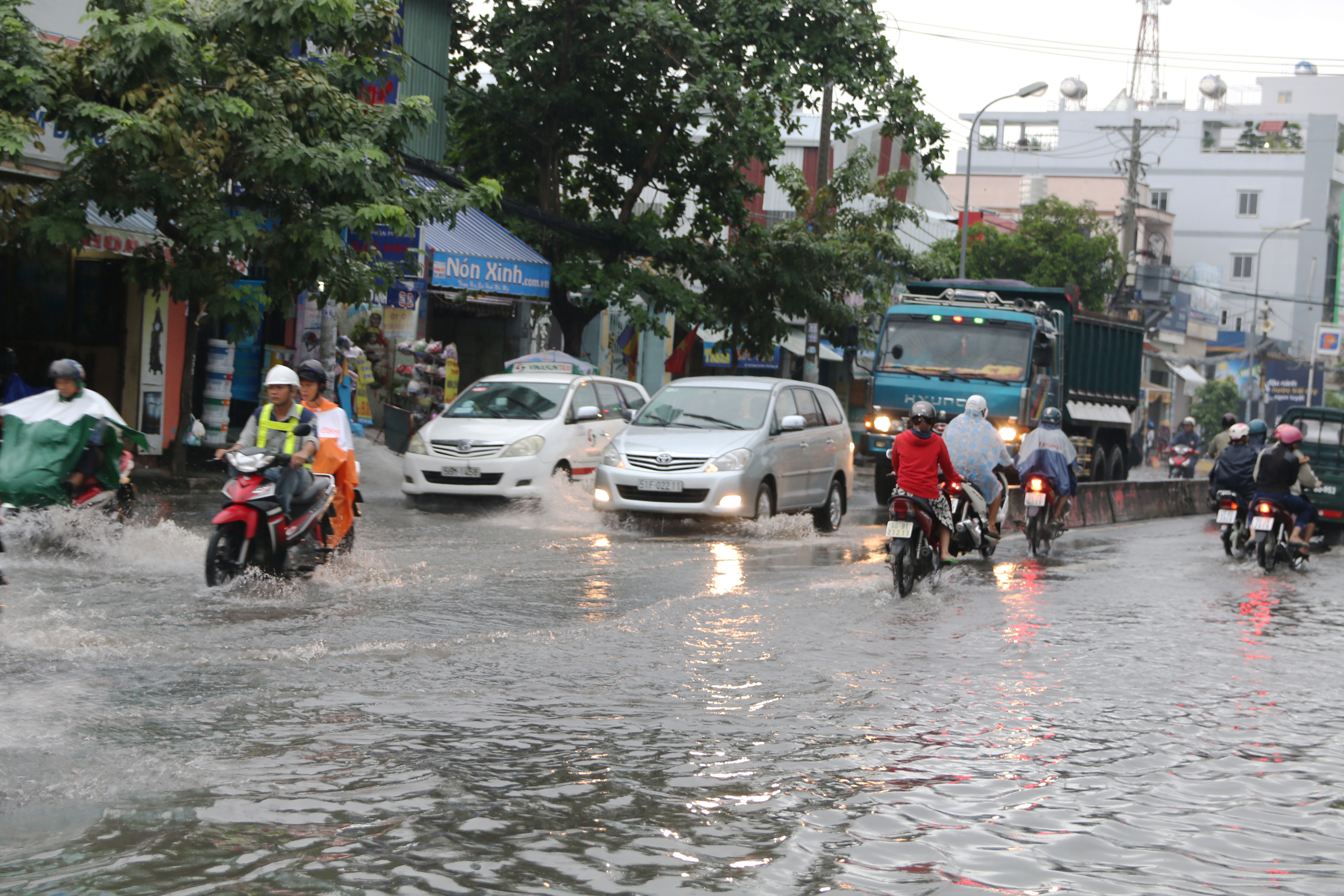 Cảnh nước ngập trên đường Huỳnh Tấn Phát (quận 7)