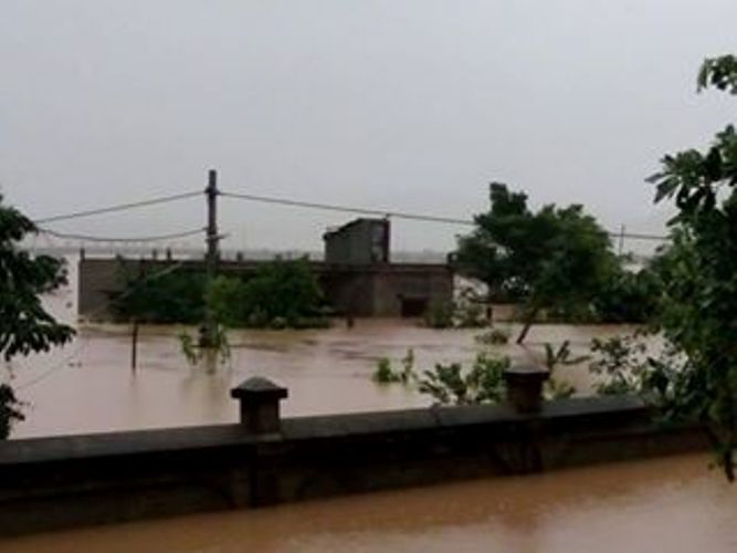 
Lũ khiến h&agrave;ng ng&agrave;n nh&agrave; d&acirc;n bị ngập v&agrave; ch&igrave;m trong biển nước
