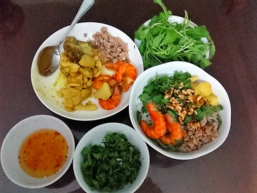 Hấp dẫn với tô mì Quảng trộn