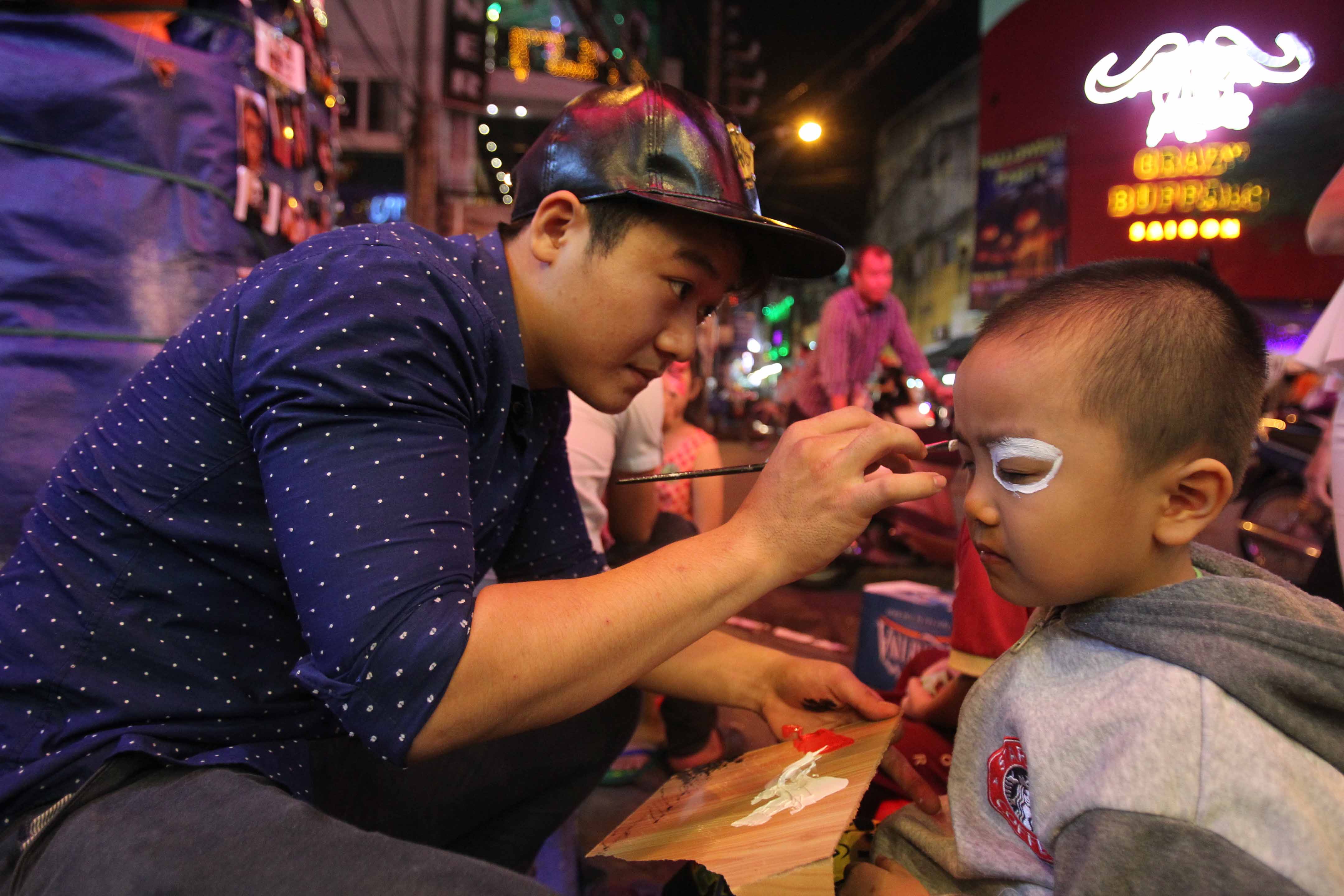 
Anh Quang - một người chuy&ecirc;n vẽ mặt tại trung t&acirc;m th&agrave;nh phố cho biết một đ&ecirc;m như thế n&agrave;y anh c&oacute; thể vẽ từ 30-40 mặt, gi&aacute; 50.000 ng&agrave;n đồng/mặt.
