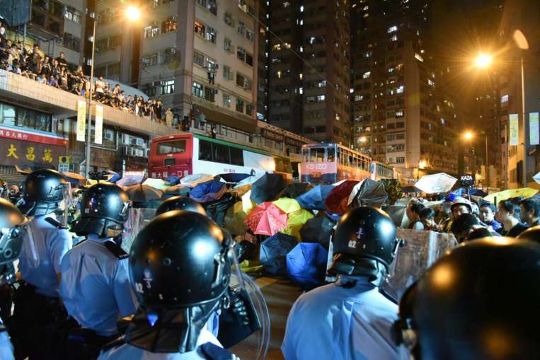 
Biểu t&igrave;nh &ocirc;n h&ograve;a biến th&agrave;nh bạo lực. Ảnh: STRAITS TIMES

