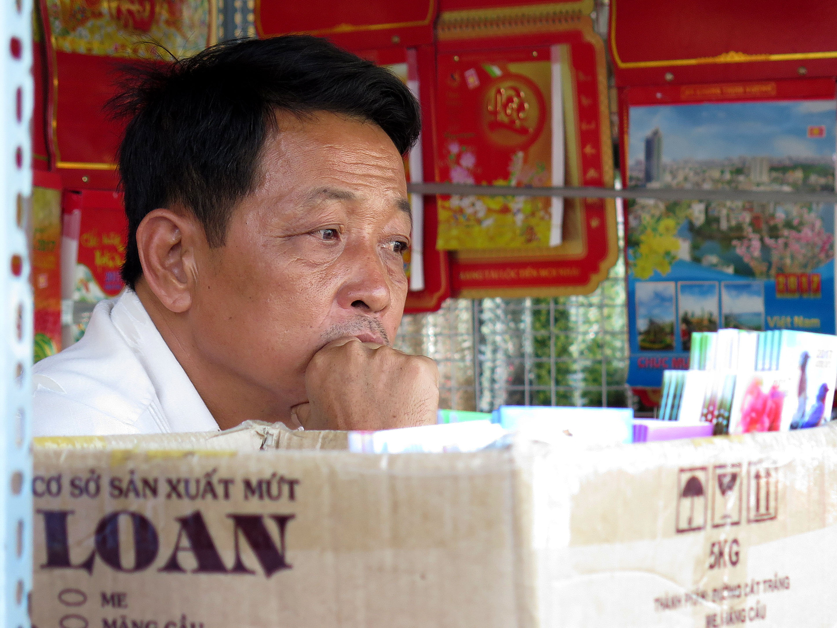 
&Aacute;nh mắt đượm buồn của một tiểu thương
