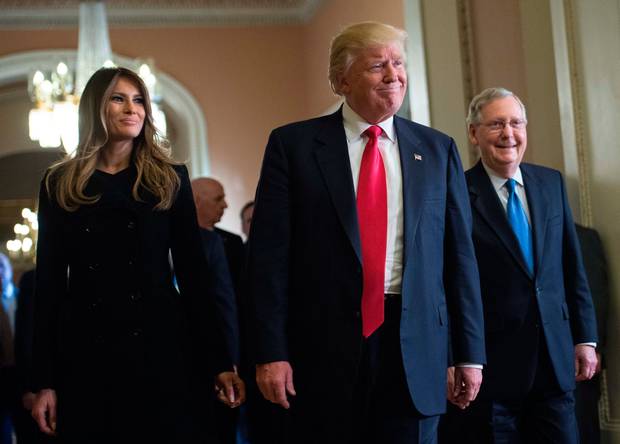 Vợ chồng ông Trump đến Nhà Trắng gặp vợ chồng ông Obama Ảnh: TELEGRAPH