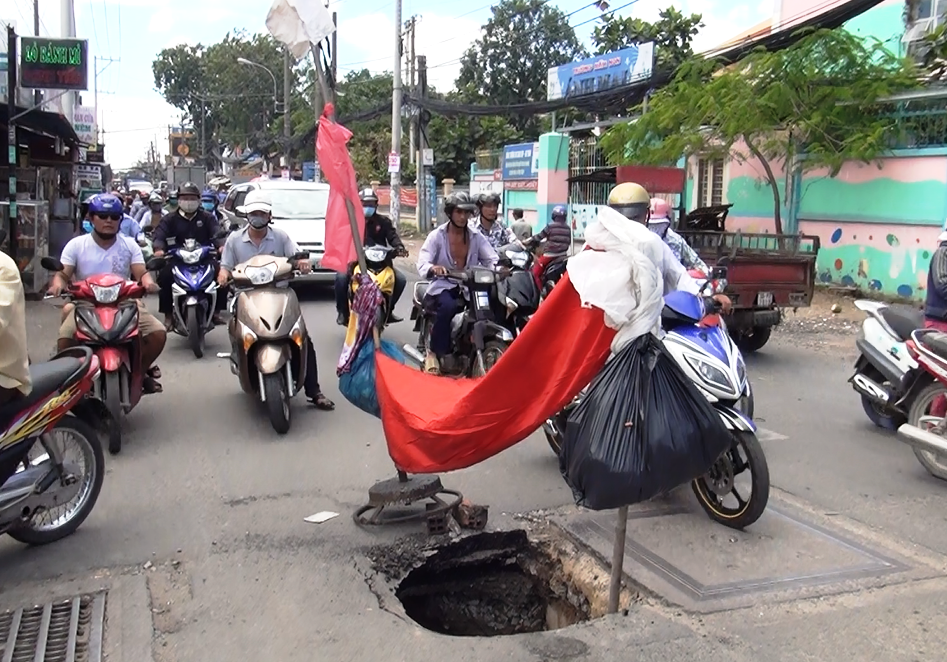 Xuất hiện hố bằng cái giếng giữa giao lộ đông người