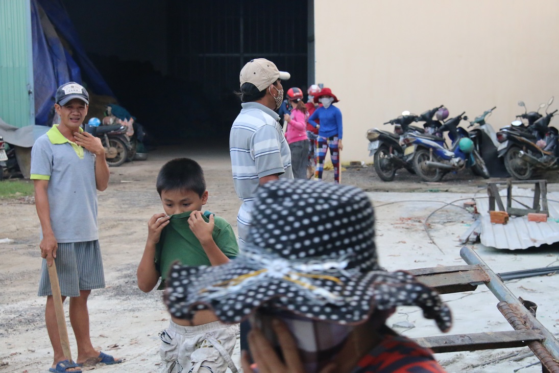 Người dân nói mùi hôi hết sức khó chịu, họ sợ sức khỏe của bản thân và con cháu bị ảnh hưởng