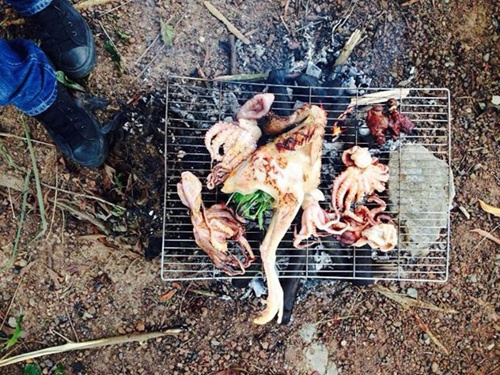 
Một bữa BBQ thịnh soạn được tốp phượt thủ chia sẻ h&igrave;nh ảnh.
