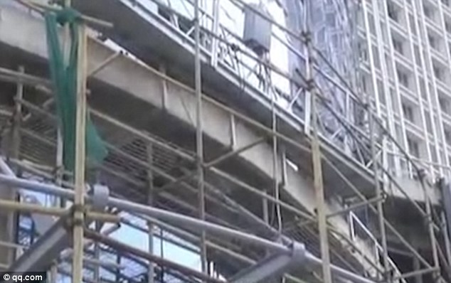C&ocirc;ng trường nơi A Feng gặp nạn. Ảnh: QQ