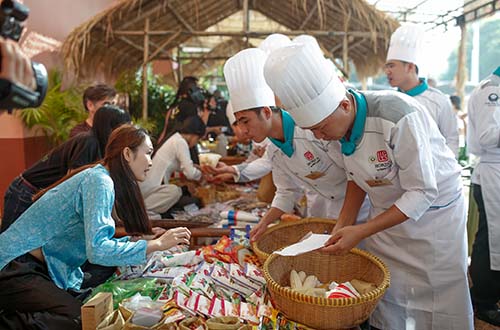 Các đầu bếp mua thêm nguyên liệu ở chợ phiên