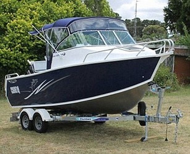 ... v&agrave; thuyền cao tốc do Moore mua bằng tiền ch&ugrave;a. Ảnh: NSW POLICE