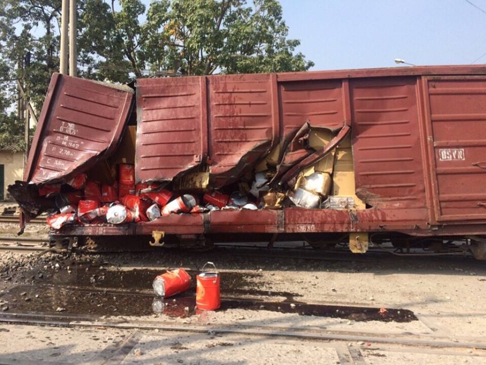 
Nhiều h&agrave;ng h&oacute;a bị hư hỏng sau sự cố đường sắt - Ảnh: CTV
